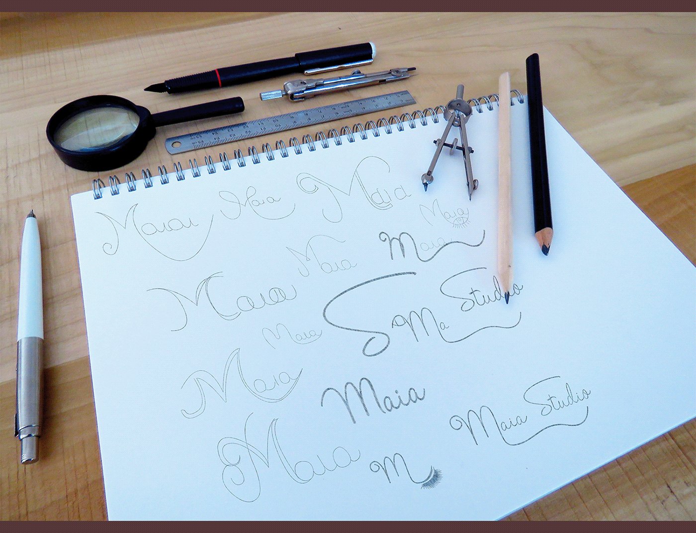 Esboços do logotipo Maia Studio